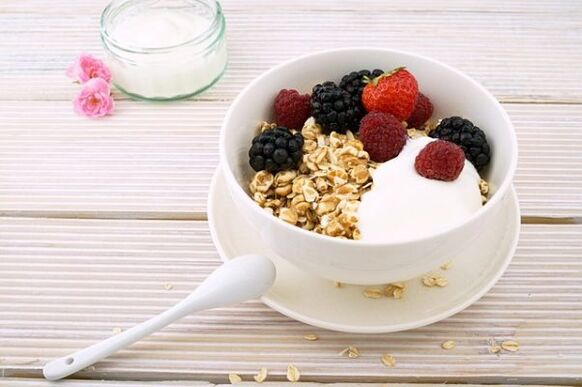 oatmeal with berries on a lazy diet